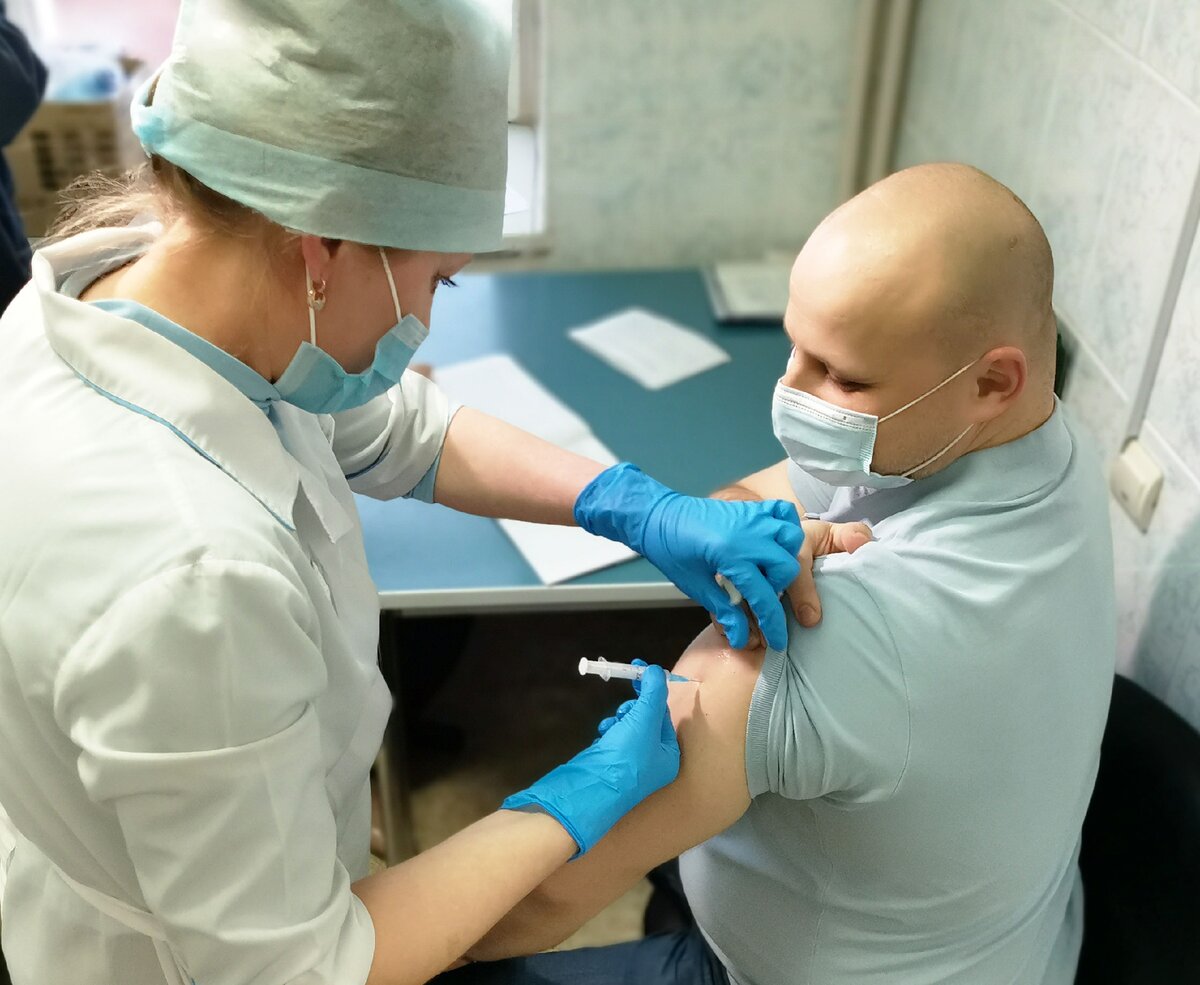 главный врач Урайской больницы Юрий Сподар прививается от коронавирусной инфекции 