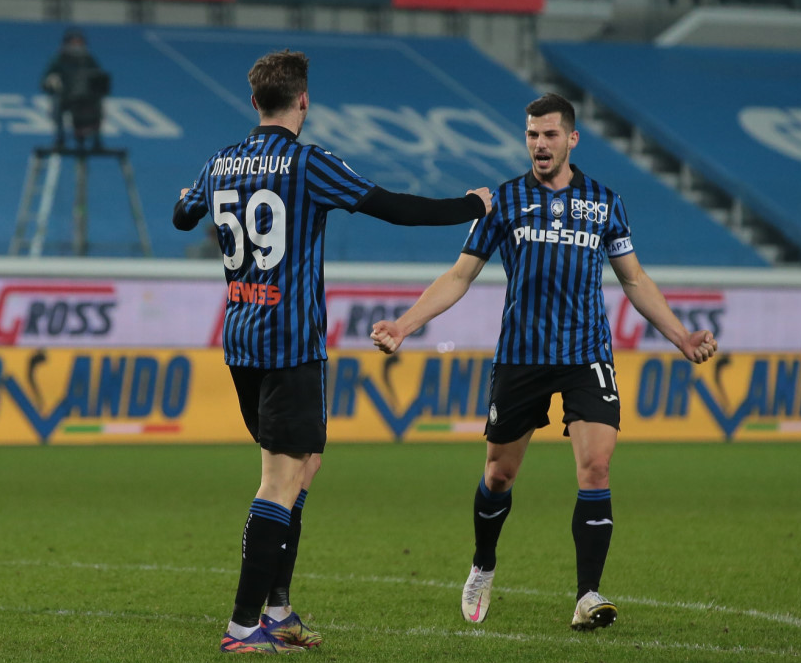 Миранчук радуется с партнером по команде. Открытое фото.