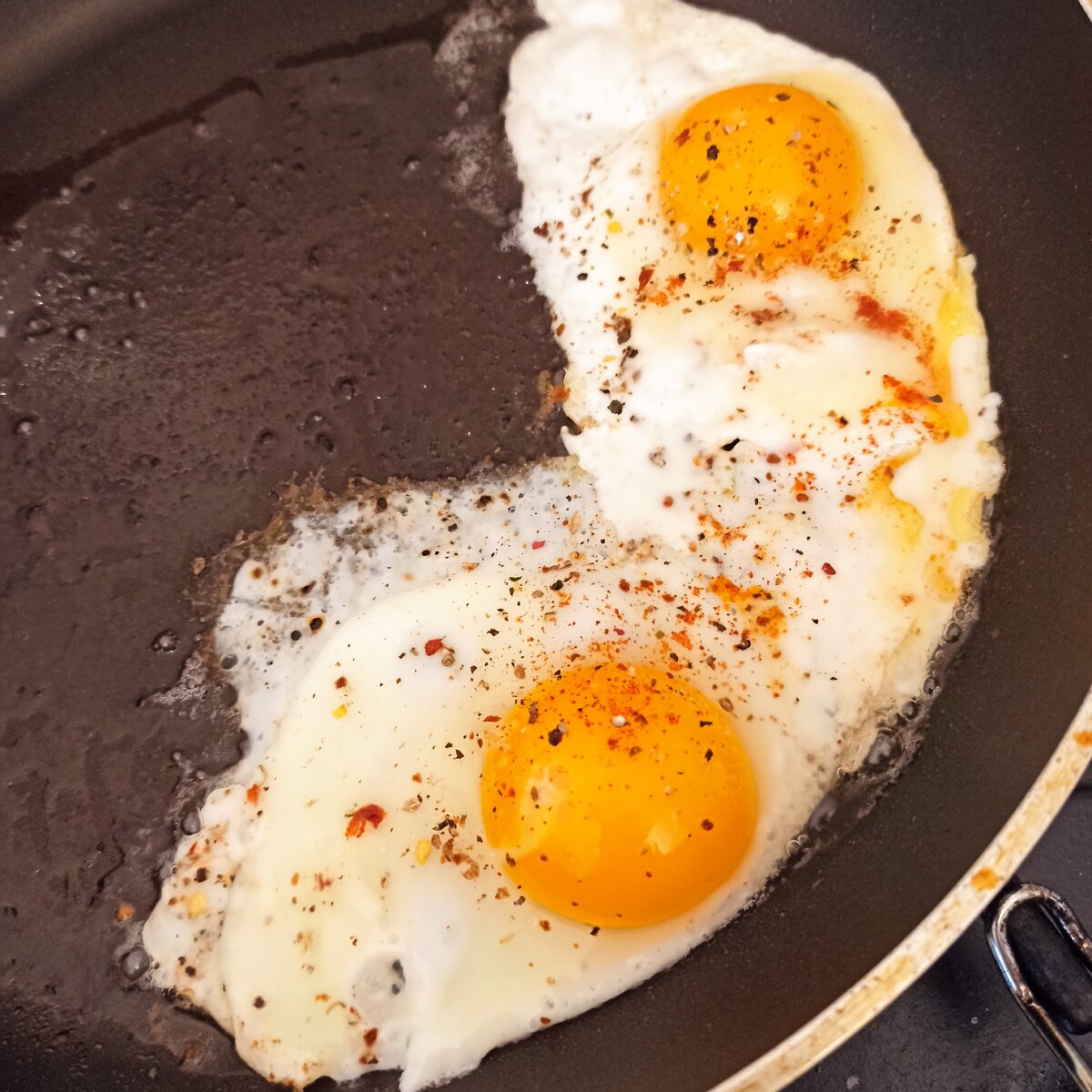 Бейглы с яйцом и беконом на завтрак. Пошаговый рецепт. | Готовим вкусняшки  от Максяшки | Дзен