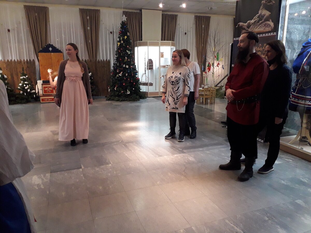 Старинная русская игра "моргалки" на уральской вечёрке. Фото автора.