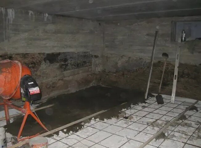 стяжка в подвале. бетонирование пола в подвале. пол в подполе частного дома. гидроизоляция деревянного пола в частном доме. гидроизоляция подвала в частном доме.