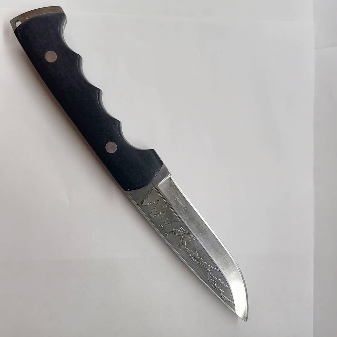 На левой же стороне видна гравировка и само название ножа "Алтай" изображение на клинке я вставил снизу.