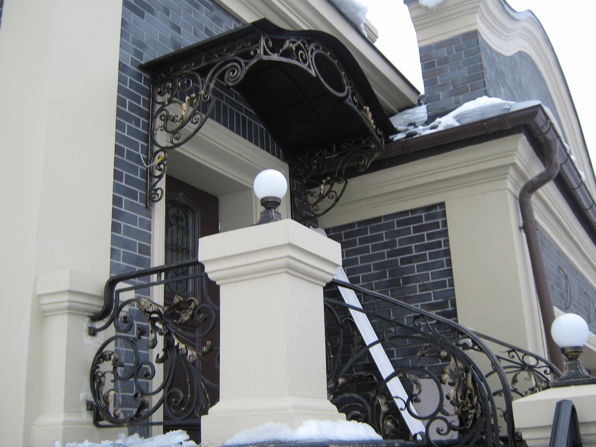 На фото: кованый козырек №12