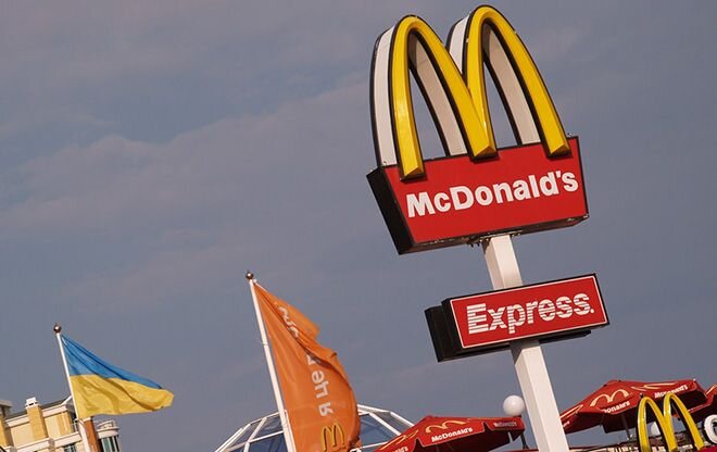 McDonald's. Например, сеть ресторанов быстрого питания Макдоналдс применяет комбинированный тип оплаты с твердым взносом, роялти и рекламными сборами.