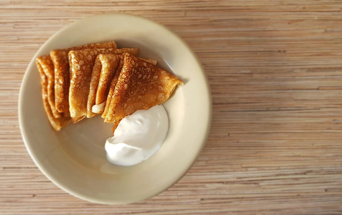 Тонкие блинчики со сметаной