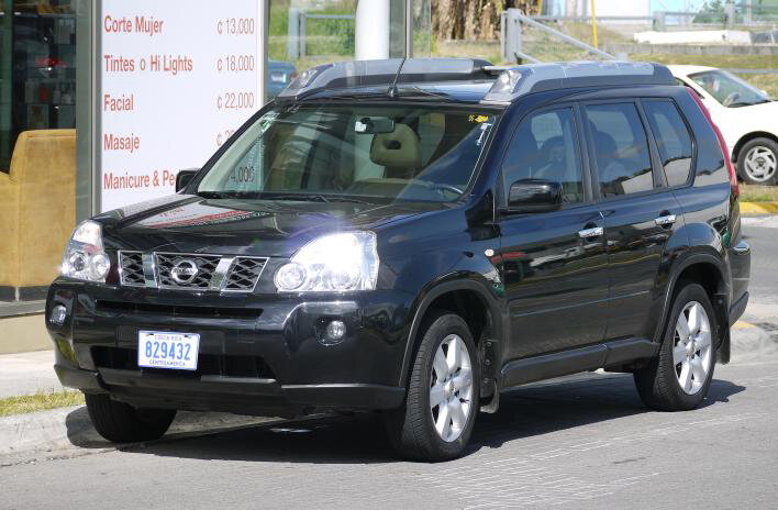 Nissan X-trail T31: фары в рейлингах не только облегчают езду в темноте, но и придают образу оригинальность (иллюстрация WikimediaCommons/автор Magnus Brath/лицензия CC BY)