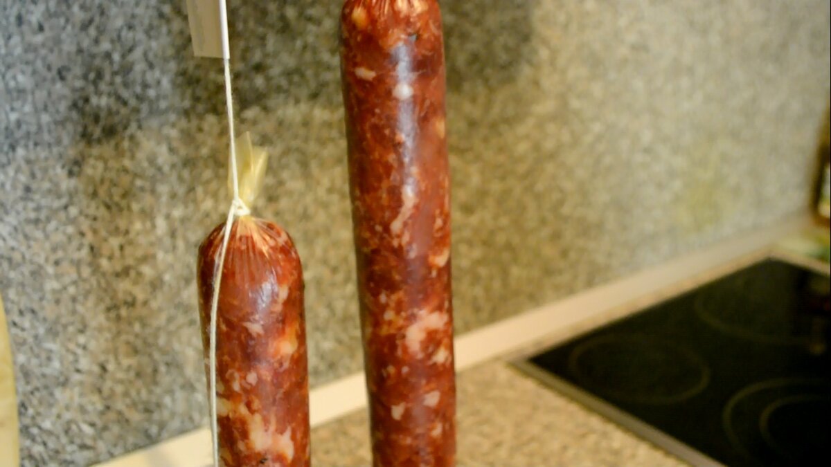 Здесь цвет очень яркий, так как тут колбаса висела 12 часов, но это уже другая история)) читайте на канале.