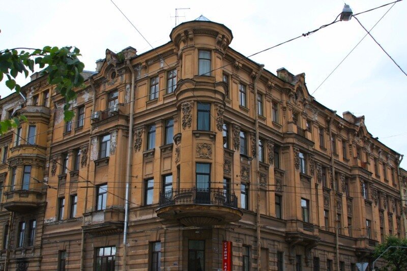 Доходный дом Лихачева с балконом, из которого наблюдала Гиппиус. Ул. Чайковского, ранее - Сергиевская / Фото: livejournal.com