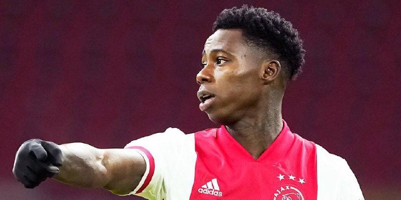 ​​«Спартак» предложил три варианта сделки по Промесу. «Аякс» пока не ответил

«Спартак» работает над переходом полузащитника «Аякса» Куинси Промеса.

По информации «Спорт-Экспресса», «Спартак» намерен застраховать свою позицию на предмет возможного уголовного преследования игрока в Нидерландах. Сейчас идет досудебное разбирательство по инциденту с участием футболиста.

В связи с этим российская сторона предложила «Аяксу» оплачиваемую аренду с последующим выкупом по окончании сезона, трансфер с разбивкой платежей и возможностью их прекращения в случае, если Промесу придется вернуться на родину, а также трансфер с перечислением полной суммы, но возможностью возврата ее части в случае, если игрока обяжут вернутся в Нидерланды.

На данный момент ответа от «Аякса» нет.

Директор по связям с общественностью «Спартака» Антон Фетисов подтвердил эту информацию.

«Мы действительно предложили Аяксу три варианта сделки. «Спартак» готов вести переговоры и быть гибким в данной ситуации. Надеемся, удастся прийти к соглашению», – сказал Фетисов.