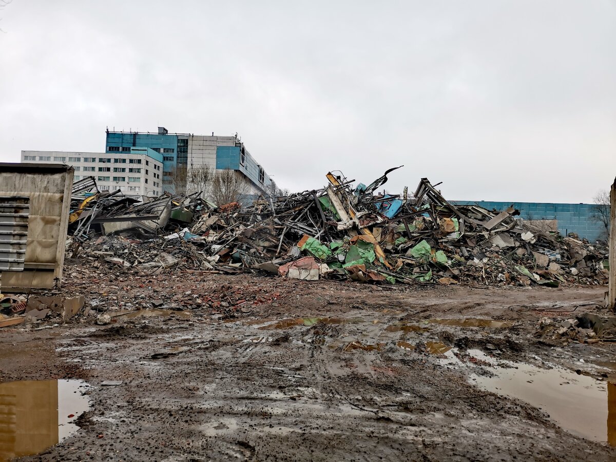 ... а здесь - лимузины. Пропуск в здание осуществляла вооружённая охрана