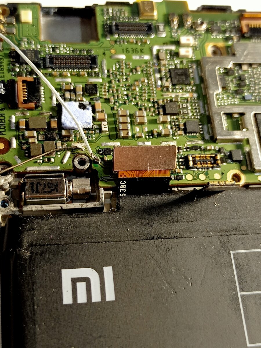 Белый провод плюсовая линия LED_A(проводок от модема с какого-то древнемамонтового ноута), серый минусовая линия LED_K2 (проводок от порванного шлейфа матрицы, тоже от ноута).