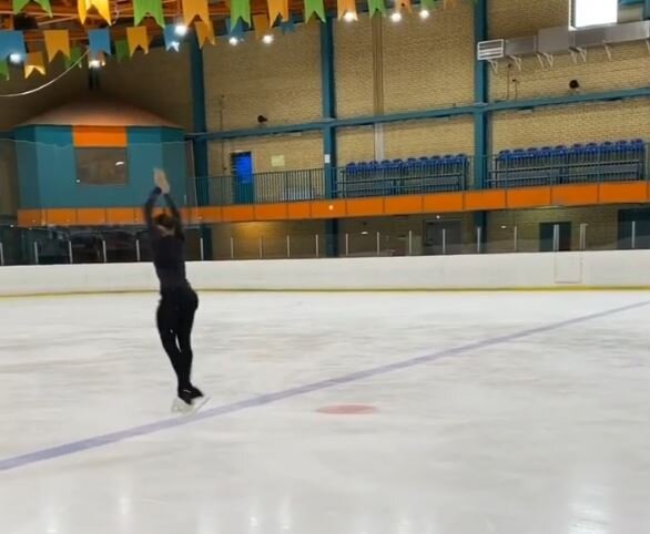 Камила Валиева выполняет четверной сальхов. Источник фото: инстаграм аккаунт teamtutberidze_official.