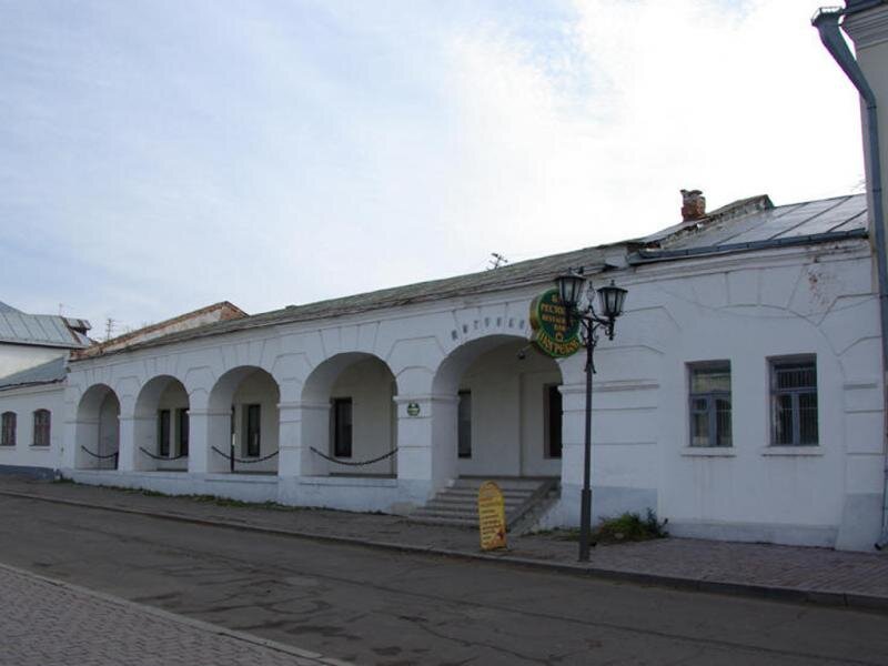  27 августа 1967 года газета "Правда" дала рекламу, что в Суздале на Кремлёвской улице в здании бывшего ломбарда открылся ресторан (автор проекта О. Г. Гусева) старинной русской кухни