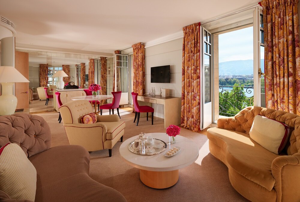 Источник фото: https://www.lerichemond.com/application/files/4615/5861/5659/Premium_Lake_View_Suite_Living_room_-_Le_Richemond.jpg