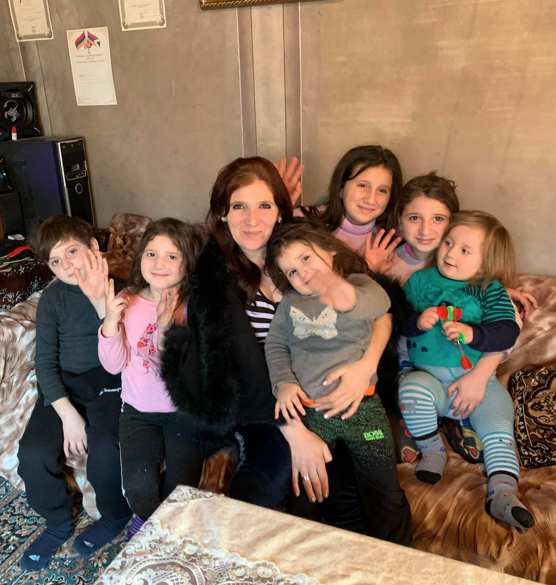 Карине и ее дети. Фото из архива лектория «Ноги в тепле»