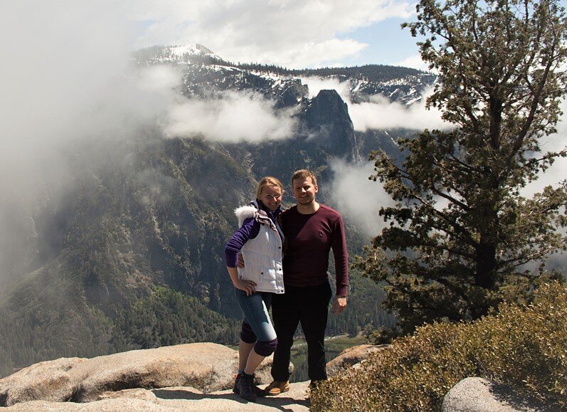 Первое совместное фото, забрались к Верхним водопадам в Национальном парке Йосемити, Калифорния, США. Я уже тогда боялась фотографироваться вместе, вспоминая слова бабушки: "Это плохая примета, замуж не выйдешь".