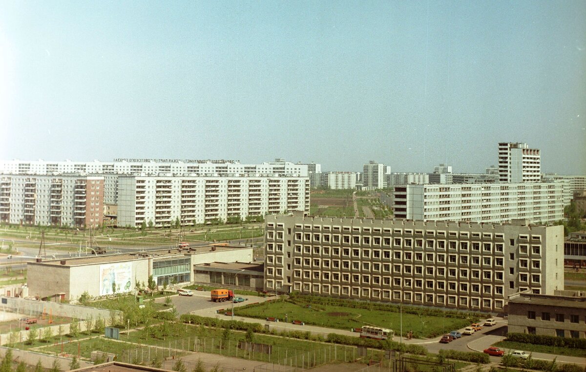 Здание управления внутренних дел города Брежнева. Май 1984 года.