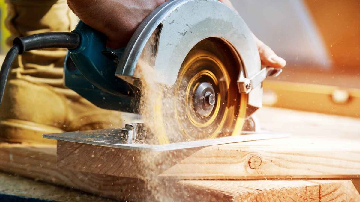 Какую дисковую электропилу лучше выбрать
Главный параметр при  выборе ручной дисковой электропилы — глубина пропила. Это расстояние, на  которое рабочий диск выступает за габариты основания пилы. От глубины  пропила зависит, какого размера диск можно установить на пилу и какой  толщины материал под углом 90 градусов она способна распилить.  Минимальный показатель глубины пропила у бытовых дисковых пил — 45 мм,  максимальный — до 90 мм.Второй основной параметр  — мощность. Чем выше мощность, тем твёрже пиломатериал способна  распилить электропила, но и вес самого инструмента с увеличением  мощности увеличивается.