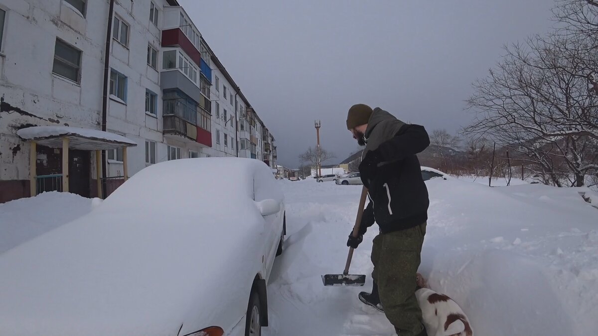 Откапываю  нашу старушку после метели