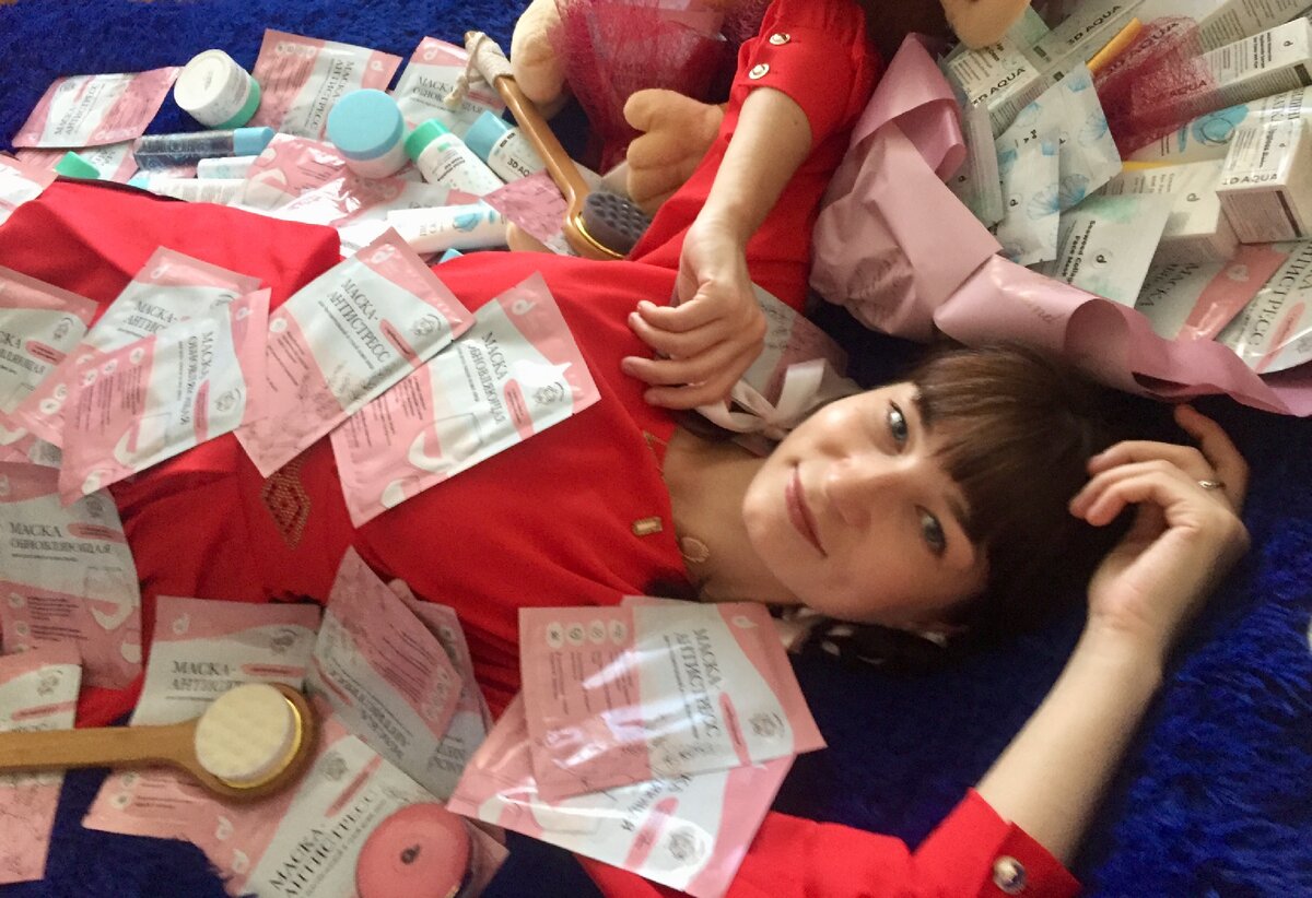 Любите человека за его душу🌹
⠀
⠀
Так говорят только абстрактные безнадежные романтики!
⠀
Вы можете не согласиться со мной, но большинство из нас, если не все, ВИЗУАЛЫ!
⠀
Внешняя привлекательность издавна шла впереди души. Ради моды восточные женщины заковывали ноги в деревянные колодки; африканские женщины резали кожу, чтобы получить фактурные шрамы; женщины «жирафы» вытягивали шею кольцами... Этот список можно продолжать до бесконечности долго!
⠀
В наши дни дамы колют ботокс в губы, ложатся «под нож» для идеальной фигуры, клеят волосы, ресницы, прижигают гелем ногти и т.д.
⠀
Гонка за внешней привлекательностью существует столько же, сколько крутится земной шар!
⠀
Ты можешь быть совершенно замечательным человеком, интересным, общительным, остроумным. Но... «Поможет ли тебе доброе сердце, если у тебя вырастет горб или нос?» (спросили в сказке «Карлик нос»). Перефразирую под наши реалии: поможет ли тебе это, если у тебя вырастит целлюлитный мешок, в котором будут едва видны очертания твоей замечательной души?