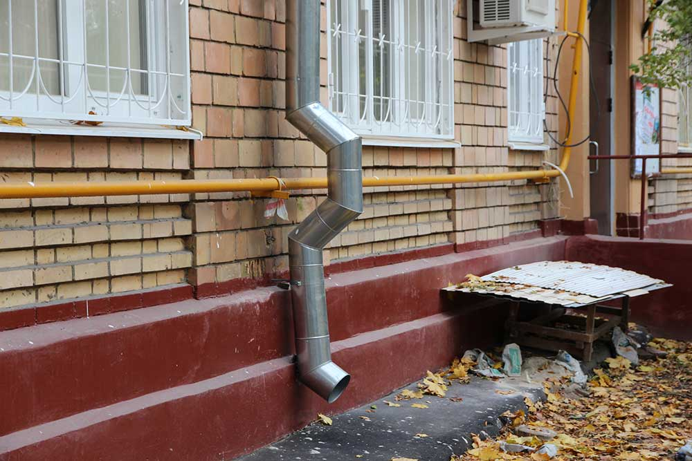 Канализация дом минск. Ливневая водосточная система. Наружный водоотвод. Водосточная труба на доме.