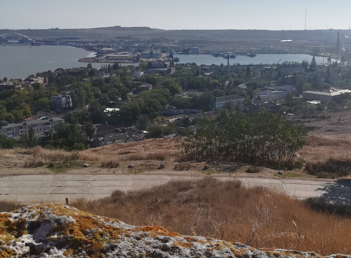 Вид с горы Митридат. Слева кусочек арки моста. Это 17 год, стройка ещё идёт. 