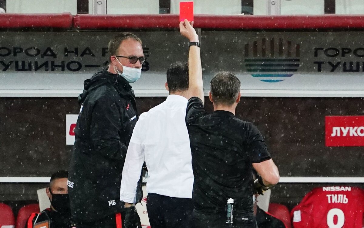 Доменико Тедеско получает желтую карточку