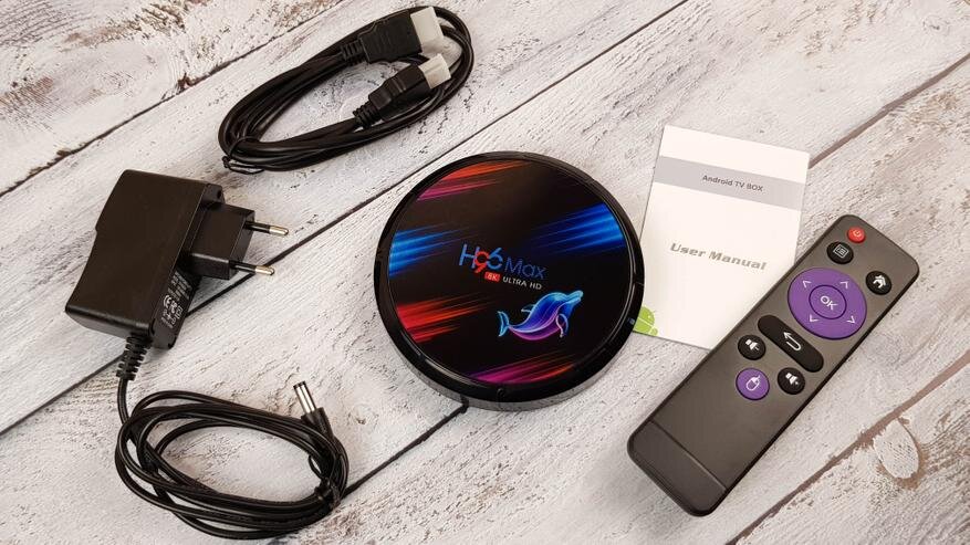 Стандартная комплектация включает: пульт, блок питания, hdmi кабель и инструкцию. Можно выбрать расширенную комплектацию, где будет дополнительно прилагаться пульт с голосовым поиском H17 или пульт с клавиатурой I8.
