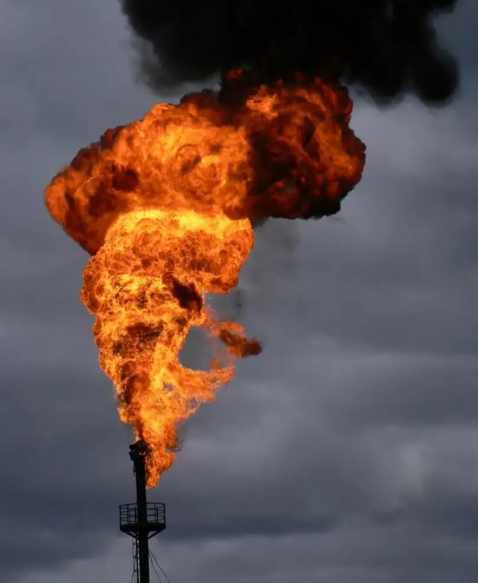 Сжигание нефтяного газа в факелах. Факел сжигания попутного газа. Попутный нефтяной ГАЗ. Сжигание попутного нефтяного газа. Факел попутного нефтяного газа.