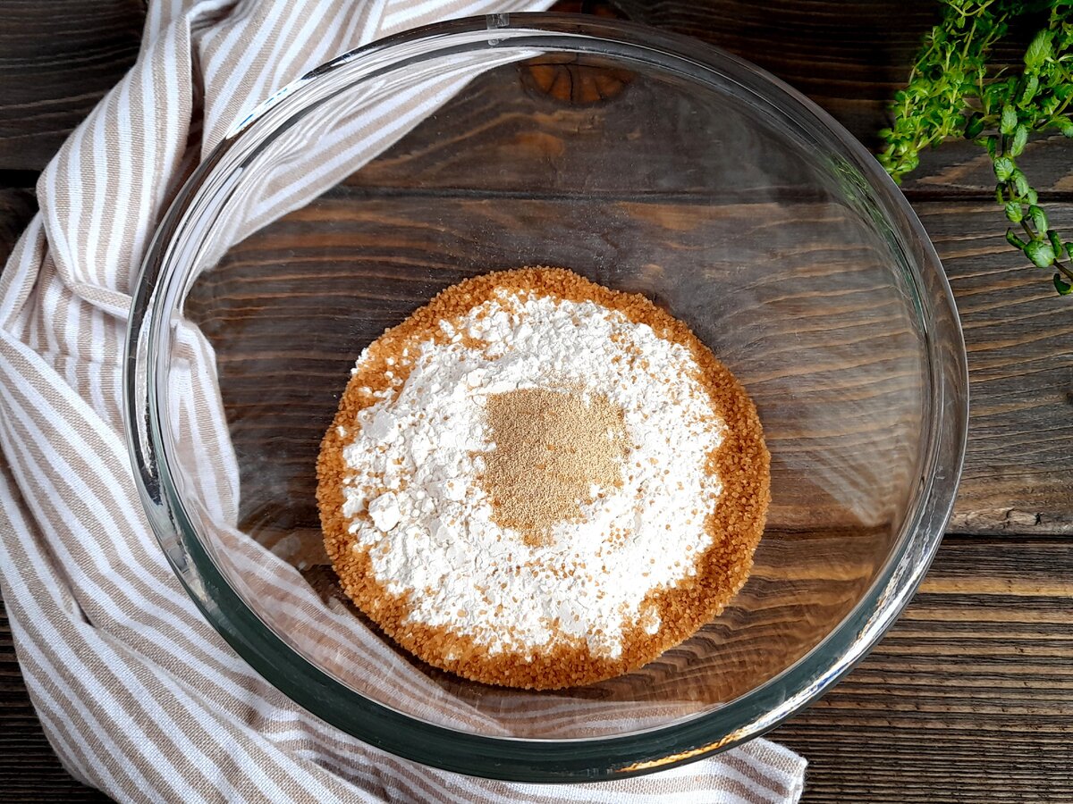 мука, дрожжи и сахар 