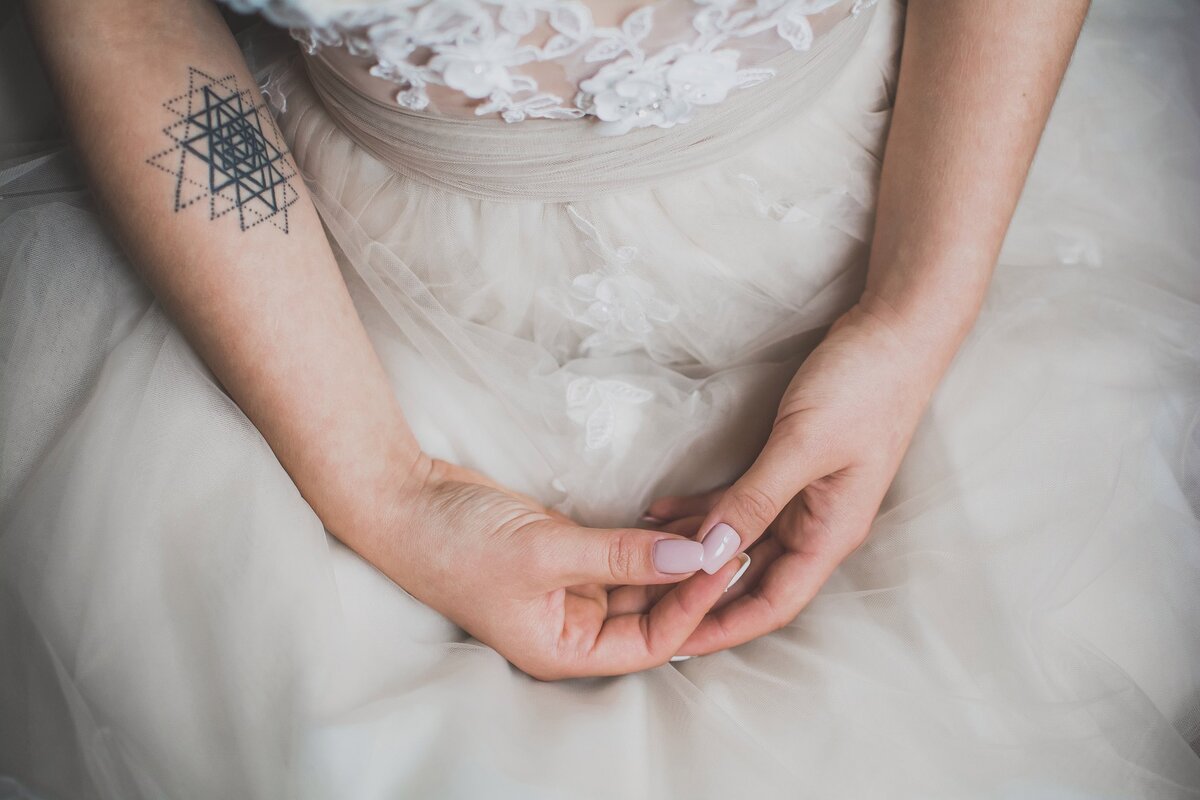 Татуировка хной на руке невесты.