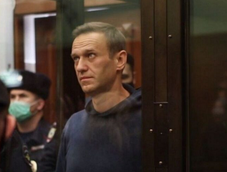 А в тюрьме сейчас ужин! Макароны!