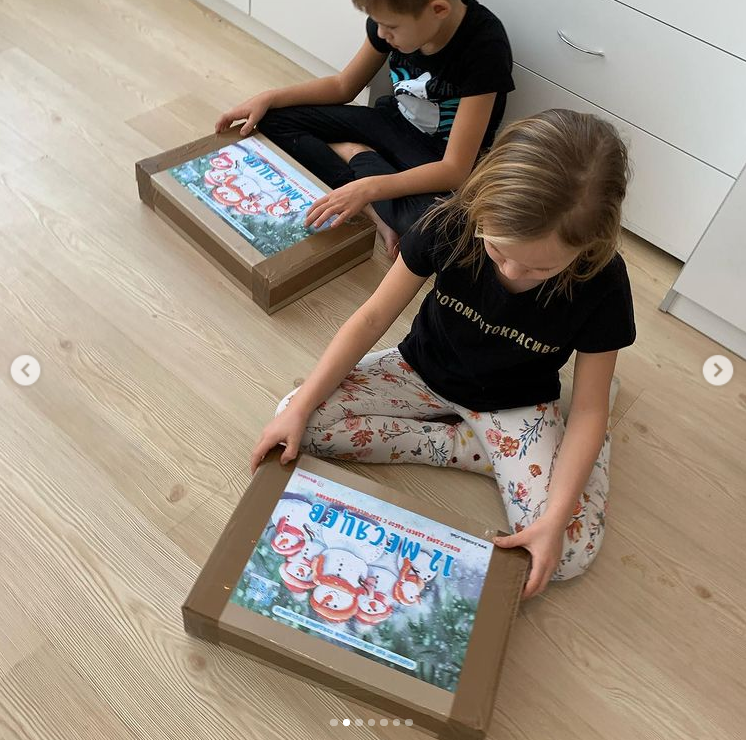 Приятно получать красиво упакованные тематические коробочки.