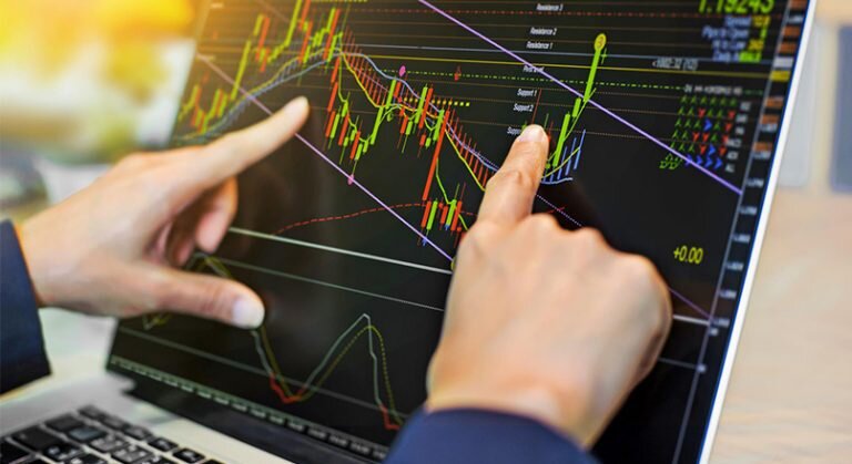 Руки на мониторе