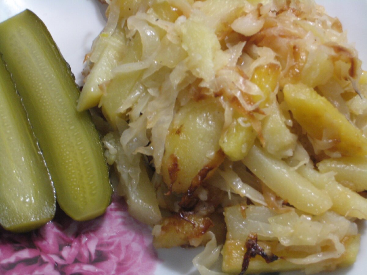 Рецепт жареной картошки с капустой на сковороде. Жареная картошка с капустой на сковороде калорийность.