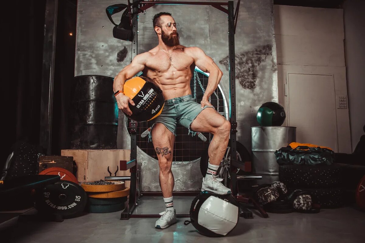 Быть сильным - генетический долг мужчины. 