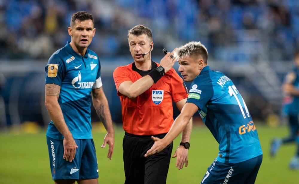 Игроки «Зенита» спорят с главным арбитром Алексеем Матюниным (fc-zenit.ru)
