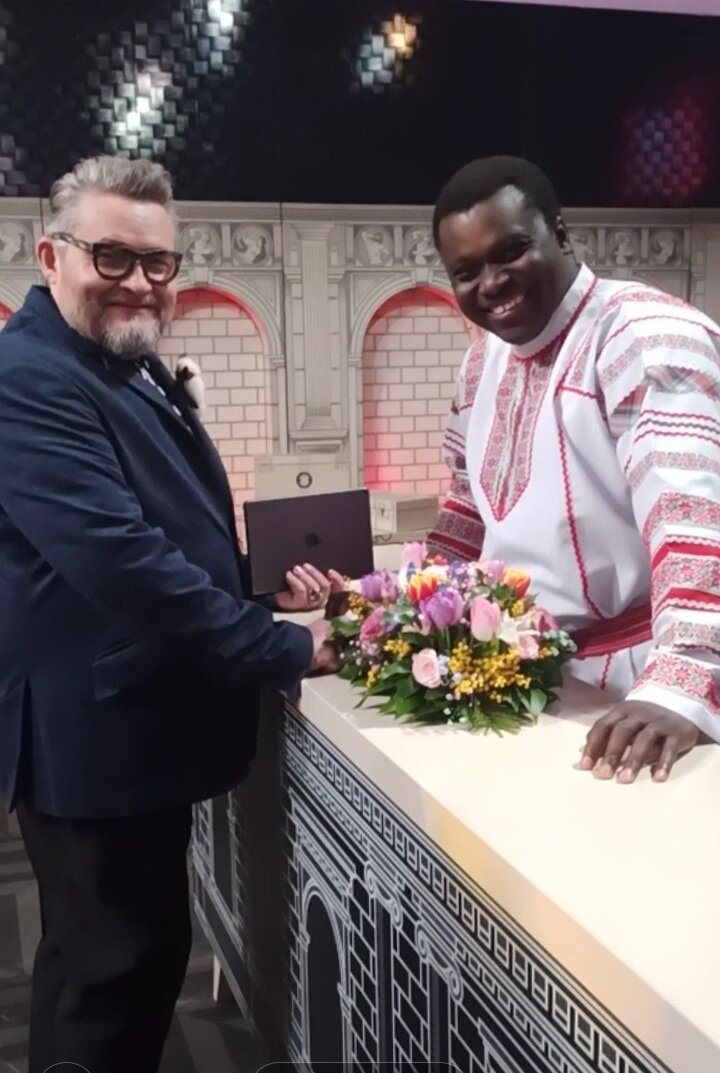 Я с женой на Модном приговоре. Александр  Васильев пытается выяснить кто я и зачем тут...