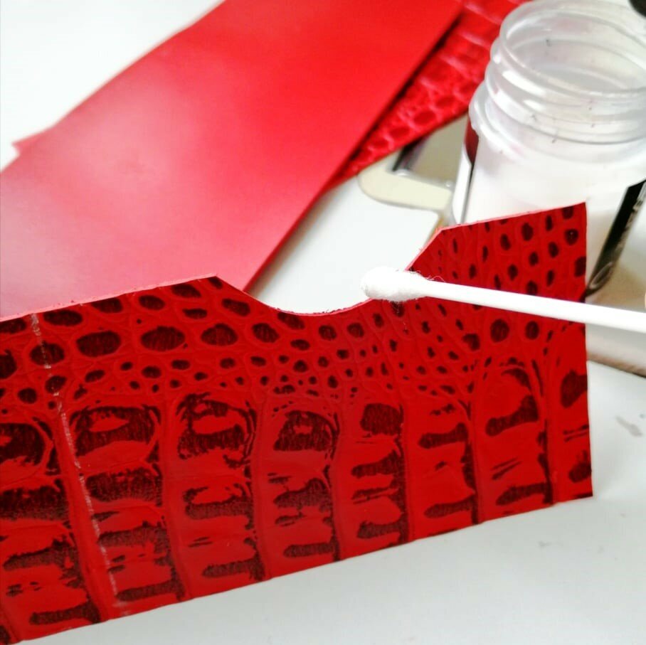 Обработка краев кожаных деталей кошелька от ворсинок