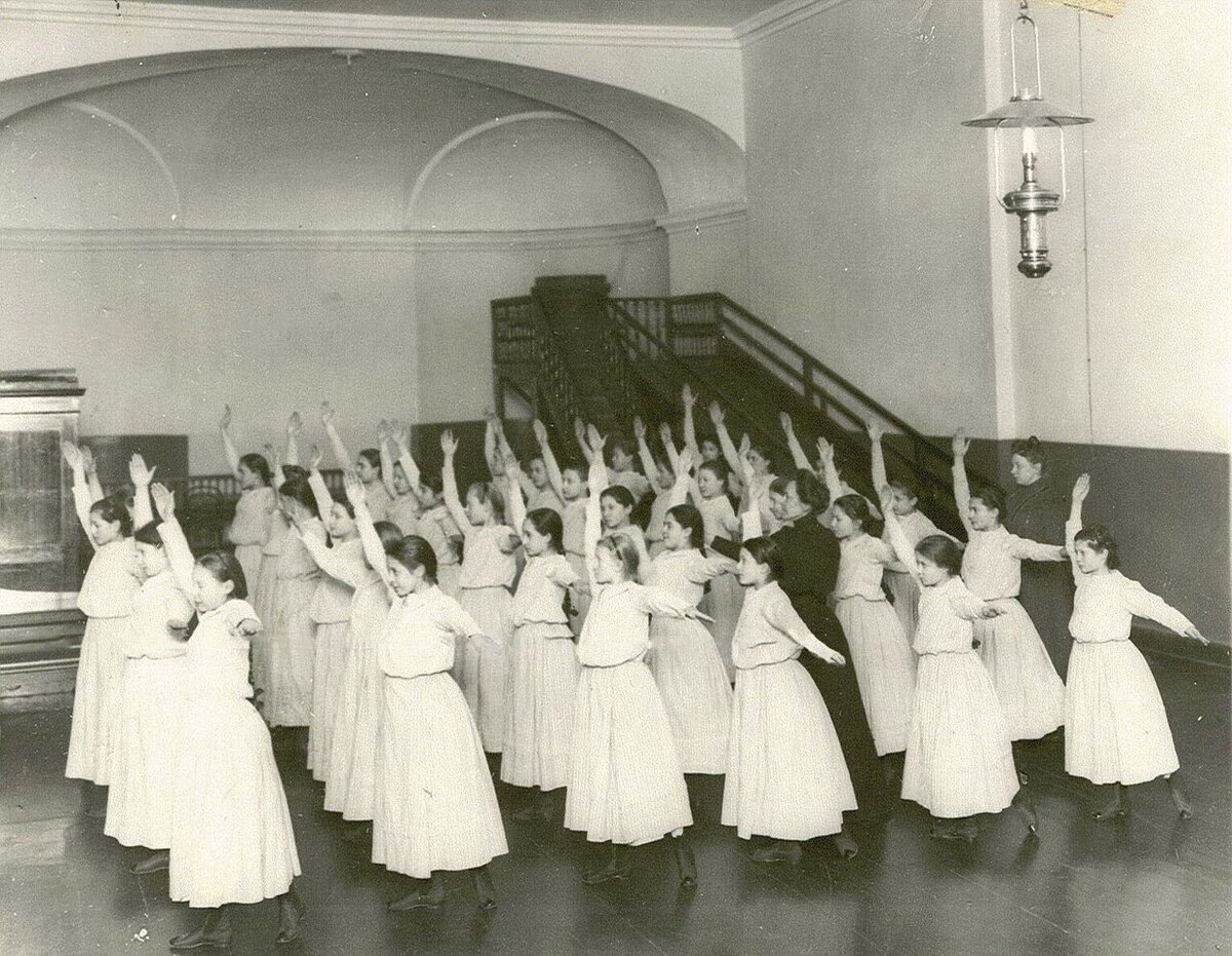 Уроки гимнастики в Смольном институте.