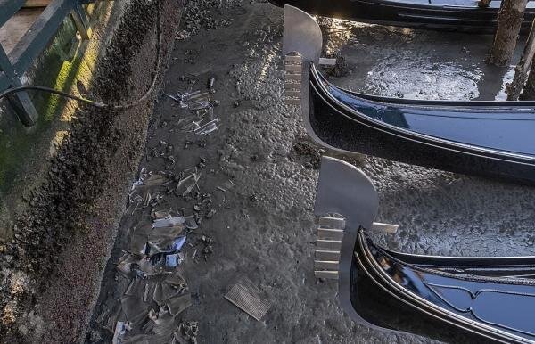 Источник https://medialeaks.ru/wp-content/uploads/2021/03/39897126-9311901-debris_the_dried_up_canals_exposed_detritus_that_was_lying_on_th-a-6_1614598138781-e1614604718301-600x386.jpg