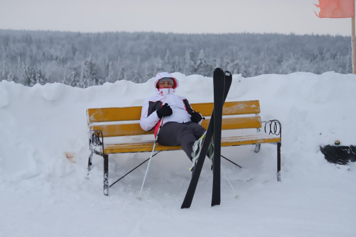 Самая высокогорная скамейка на горнолыжном комплексе..