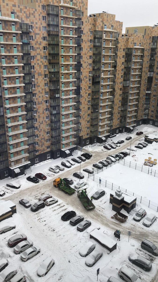 Там где грузят машины, ещё вечером парковка была разрешена