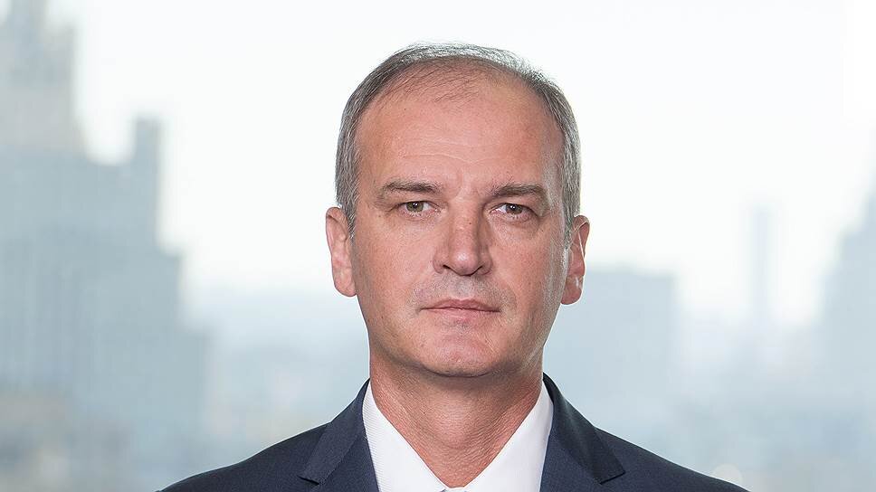 О том, почему национальный проект по развитию внутреннего водного транспорта необходим России рассказал Игорь Тонковидов, генеральный директор ПАО «Совкомфлот» : «Связующим звеном, особенно для районов крайнего севера, где сибирские реки выступают естественными хордами, идущими от транспортного коридора Запад-Восток. В последнее время значение рек приобрело новые веяния, особенно, с освоение арктического региона. Деятельное участие речных перевозчиков позволило обеспечить масштабное строительство крупных индустриальных объектов. Речной транспорт представляет возможность перевозки уникальных, крупногабаритных грузов, которые при реализации инфраструктурных объектах, весьма актуально. Внутренний водный транспорт оказывает значительно меньшее воздействие на окружающую среду в отличие от всех других видов транспорта, при этом обеспечивая энергоэффективность и стоимость перевозки, особенно в труднодоступные районы. Совокупная монетизированная нагрузка на окружающую среду от деятельности внутреннего водного транспорта более чем в 3 раза ниже чем от работы жд транспорта, и в 7 раз меньше совокупного эффекта от автомобильного транспорта. Существующие перевозки по внутренним водным путям, к сожалению, не в полной мере соответствуют интересам устойчивого социально-экономического развития России. Несмотря на то что доля внутренних водных путей составляет только 50% от общей протяженности, при этом лишь 50% из этих 50 удовлетворяют требованиям эксплуатируемых судов. Круглосуточное движение судов осуществляется лишь на 40% путей. Все эти ограничения, учитывая сезонность, сводят работу к более меньшей удельной доле работы в году. В целом, инфраструктурное ограничение водных путей проводит к неэффективной работе, а учитывая невозможность включения инвестиционной составляющей стоимости перевозки, приводит к крайне низким темпам обновления флота. При этом, старение флота приводит к дополнительной нагрузке наземных видов транспорта. По моему мнению, обеспечение необходимых гарантированных глубин и рост грузовых и пассажирских перевозок внутреннего водного транспорта позволит создать минимально необходимые предпосылки для загрузки судостроительных мощностей».