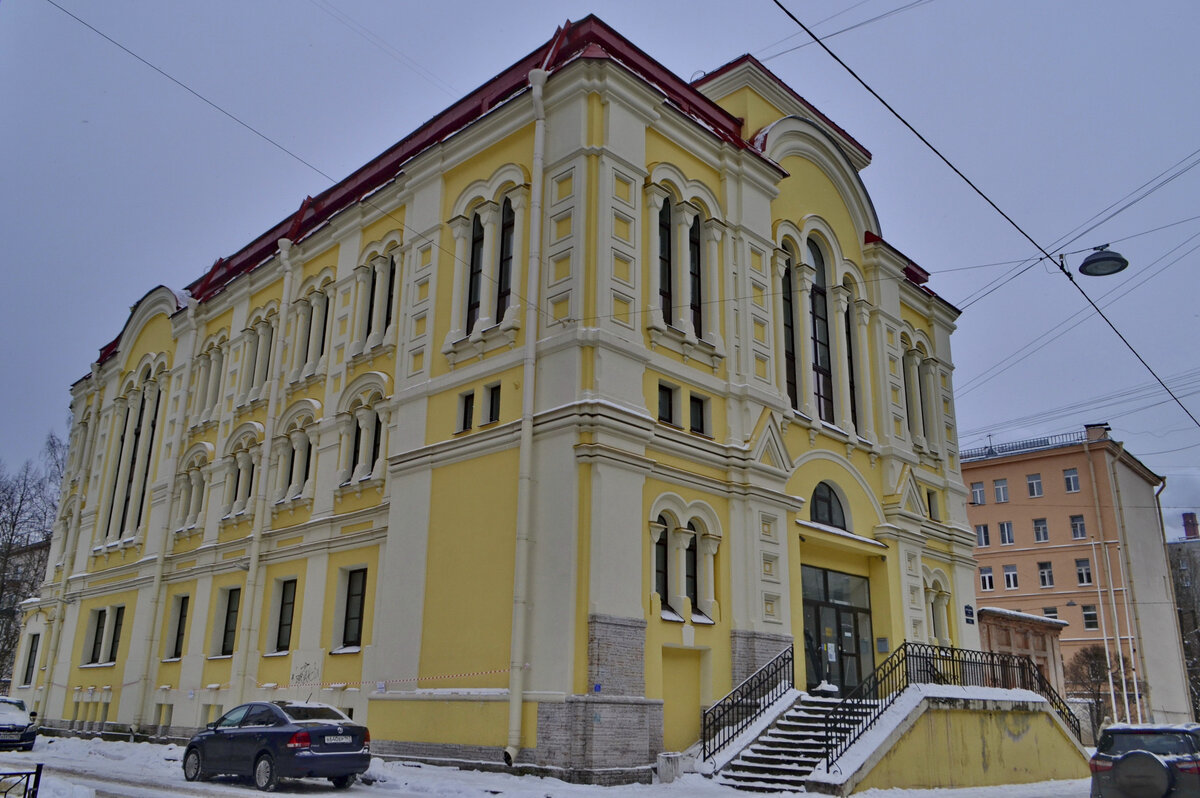 Центральный вход