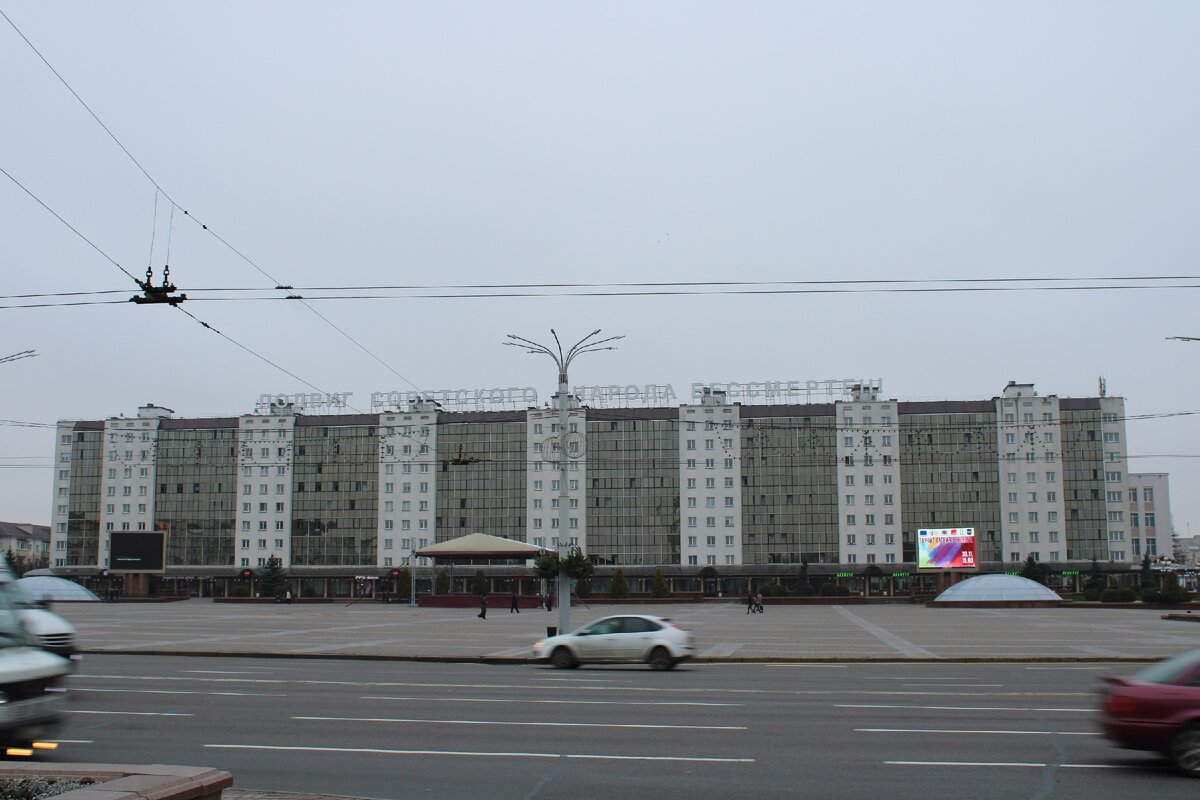 Надпись на здании "Подвиг советского народа бессмертен".