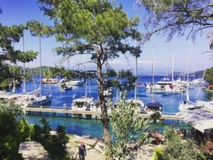 Обычно питание на яхте во время круиза или обучения яхтингу организовано следующим образом. Экипаж завтракает на яхте, оборудованной всем необходимым для жизни, в том числе и камбузом, оснащённым газовой плитой и холодильником. Все это позволяет полноценно готовить пищу силами экипажа. Экипаж делает закупку продуктов в супермаркете на общую сумму около 200-300 евро .