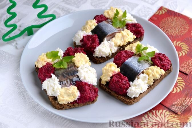 сельдь слабосолёная, свёкла, яйца, лук репчатый, хлеб ржаной, майонез, зелень
