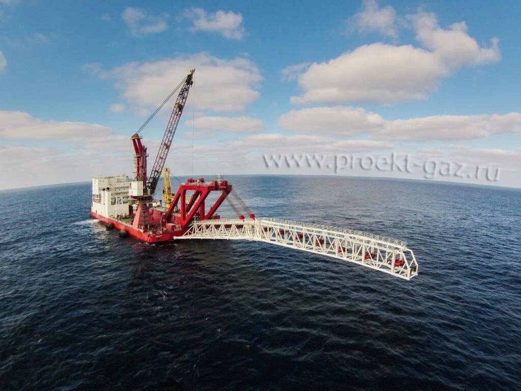 Российская баржа-трубоукладчик "Фортуна"