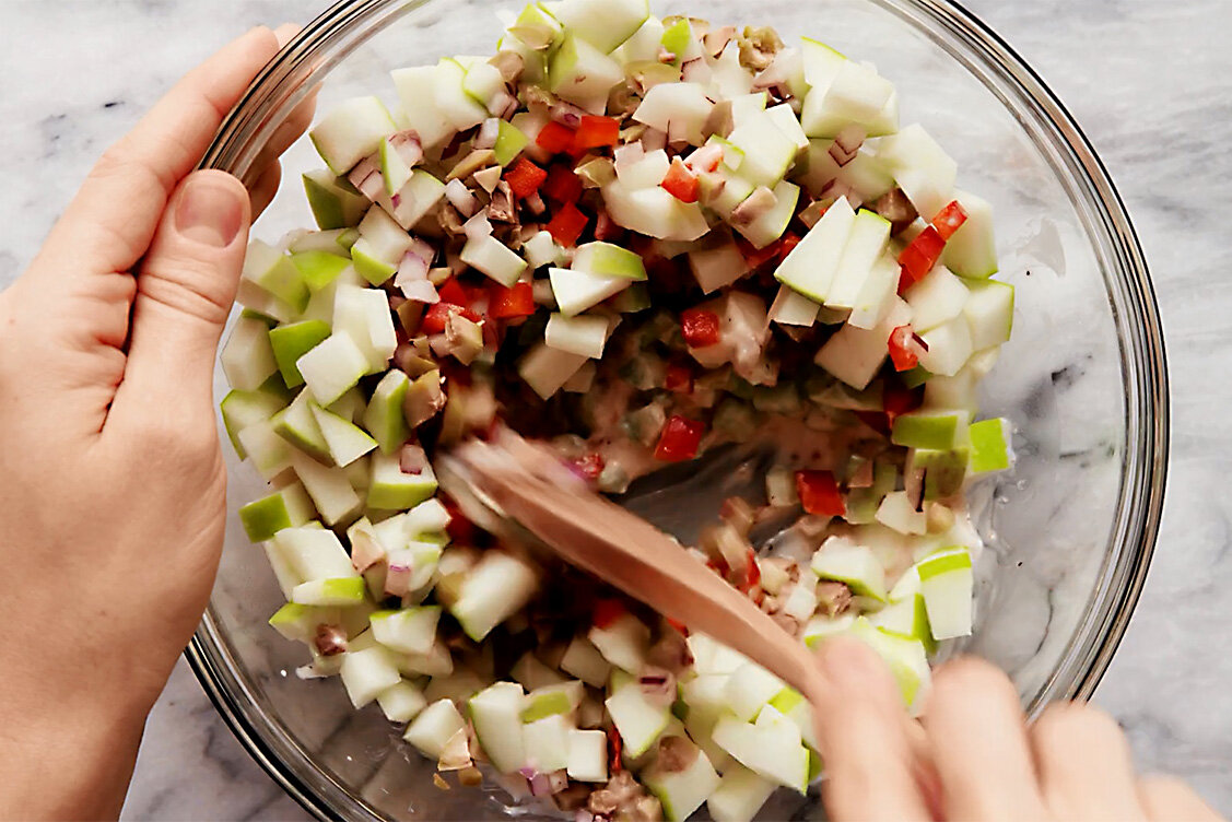 Замечательный салат с курицей, яблоком и овощами за 20 минут | СмакБург |  Дзен